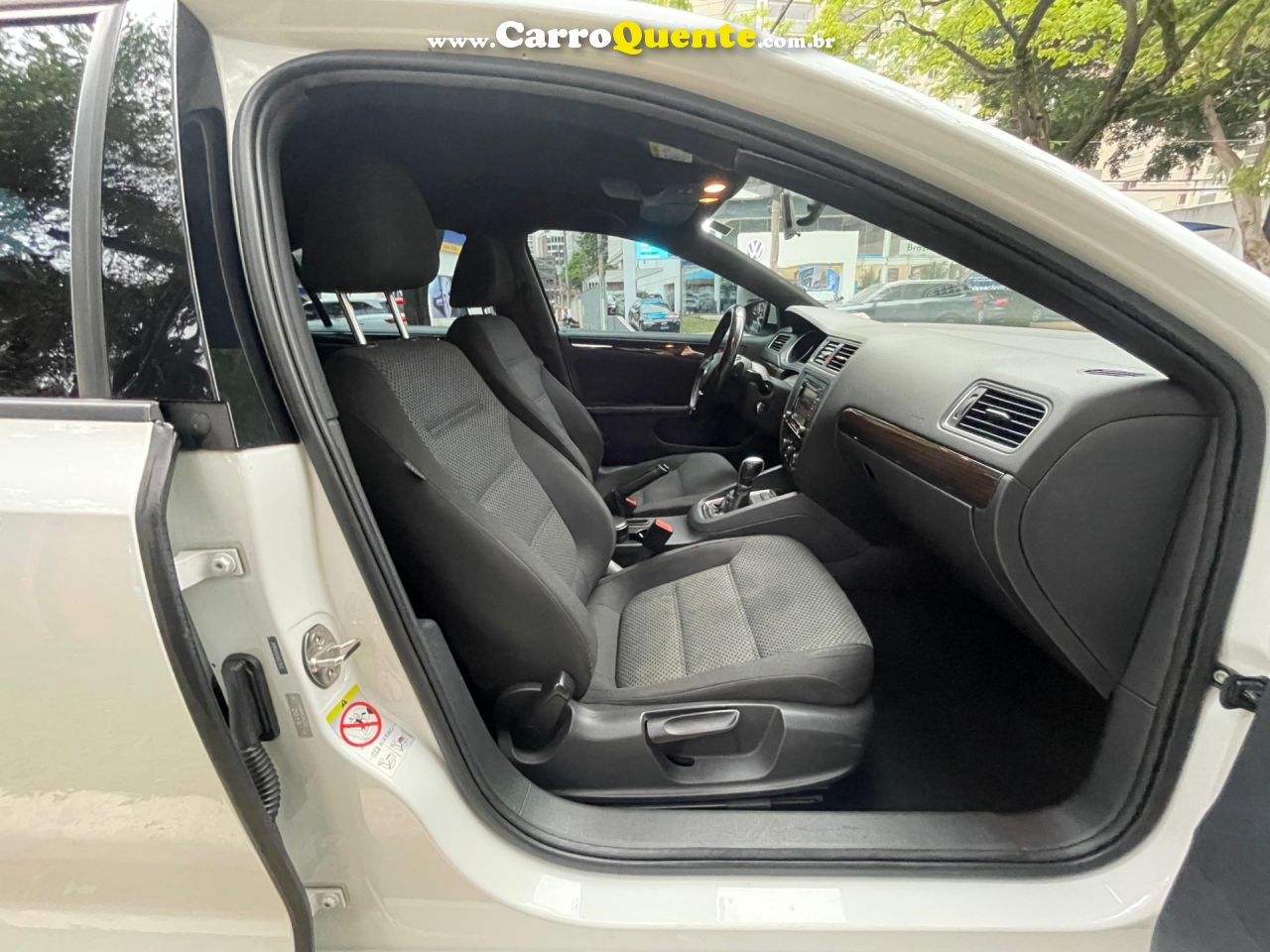 VOLKSWAGEN JETTA 2.0 COMFORTLINE 120CV 2015 - Loja