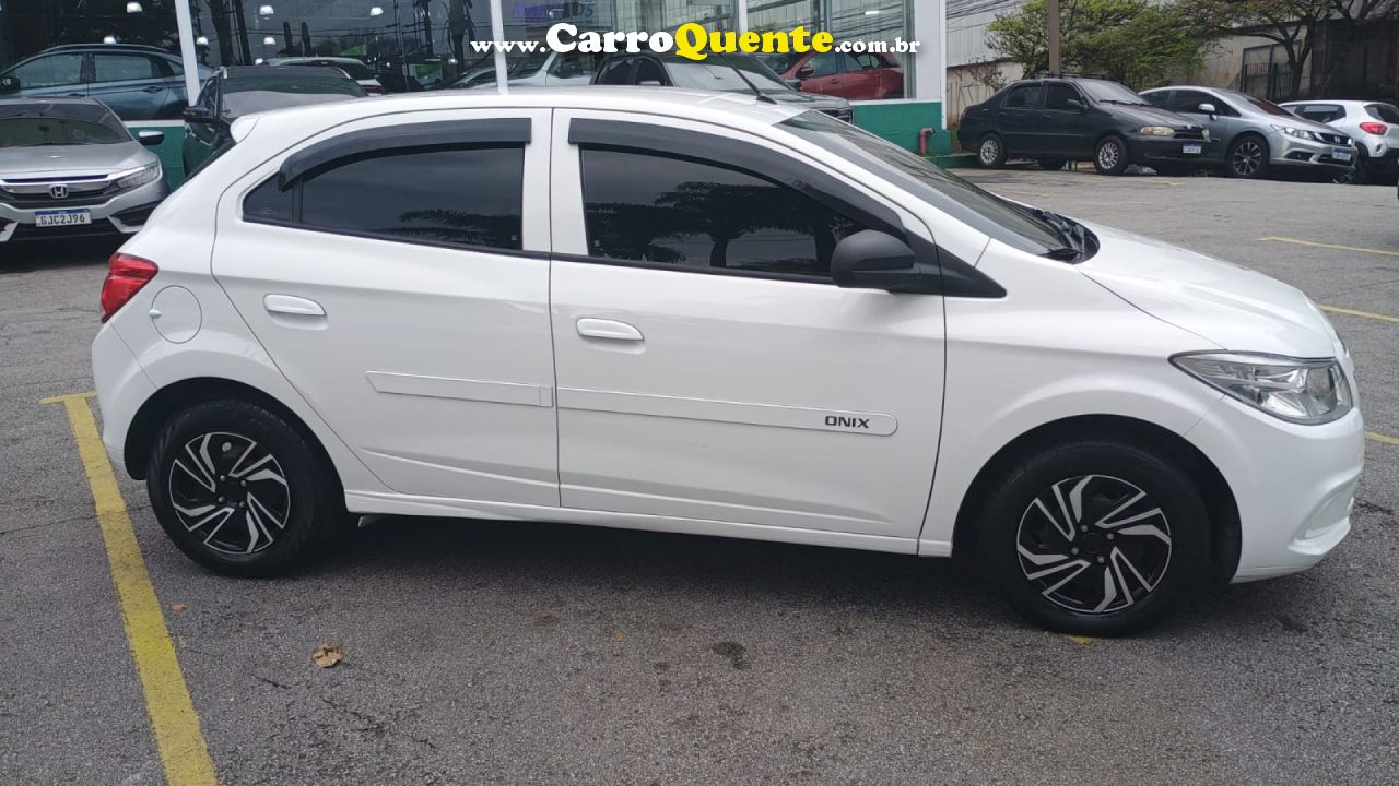 CHEVROLET   ONIX HATCH LT 1.0 8V FLEXPOWER 5P MEC.   BRANCO 2015 1.0 FLEX - Loja