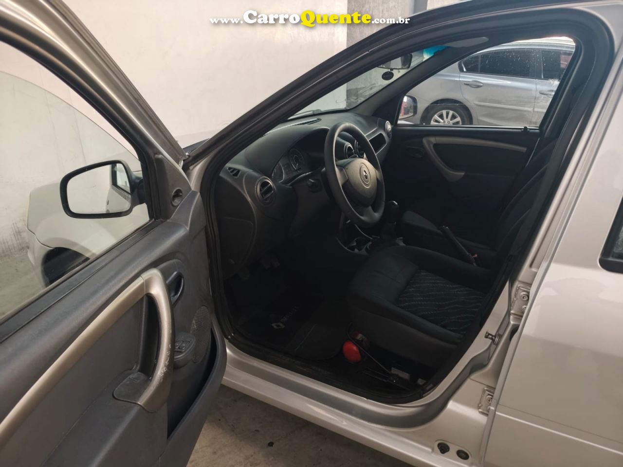 RENAULT   LOGAN AUTHENTIQUE HI-FLEX 1.0 16V 4P   PRATA 2011 1.0 GASOLINA - Loja
