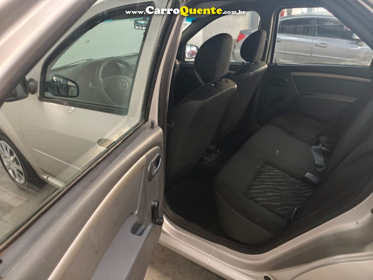 RENAULT   LOGAN AUTHENTIQUE HI-FLEX 1.0 16V 4P   PRATA 2011 1.0 GASOLINA - Loja