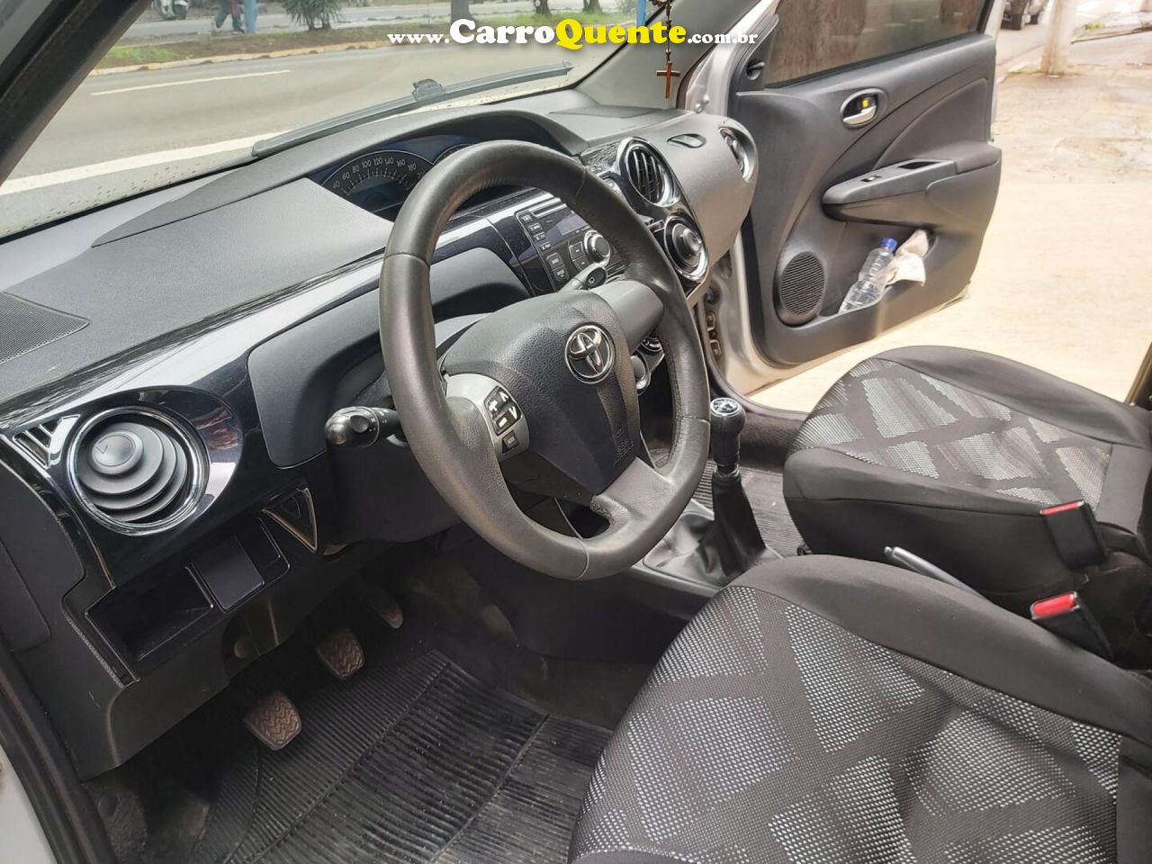 TOYOTA   ETIOS XLS 1.5 FLEX 16V 5P MEC.   PRATA 2014 1.5 FLEX - Loja