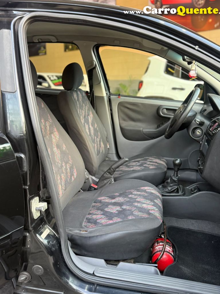 CHEVROLET   CORSA HATCHBACK 1.0 MPFI 8V 71CV 5P   PRETO 2003 1.0 GASOLINA - Loja