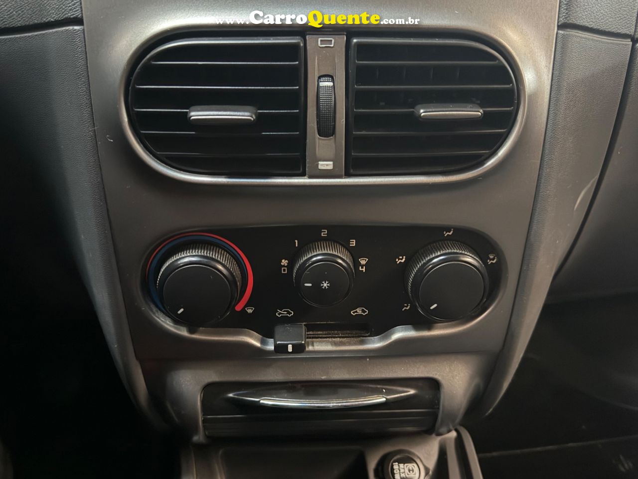FIAT STRADA 1.6 MPI TREKKING CD 16V 2015 - Loja