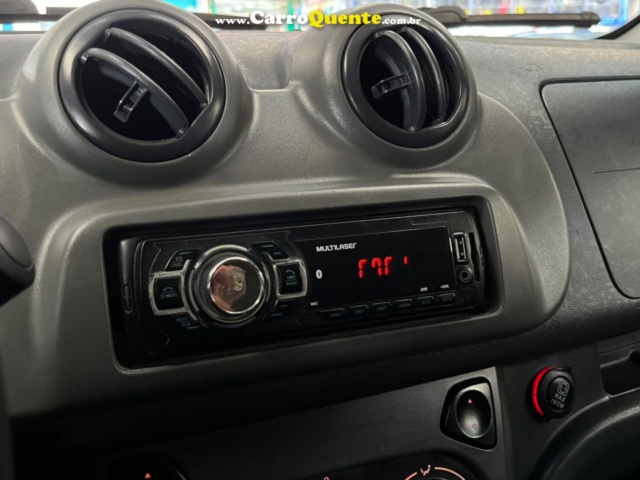 FIAT   UNO VIVACE CELEB. 1.0 EVO F.FLEX 8V 5P   PRATA 2013 1.0 GASOLINA - Loja