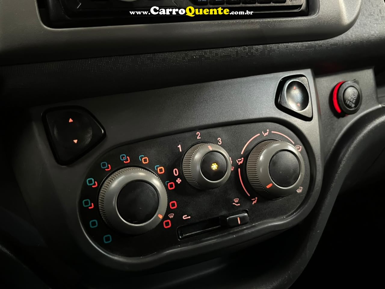 FIAT   UNO VIVACE CELEB. 1.0 EVO F.FLEX 8V 5P   PRATA 2013 1.0 GASOLINA - Loja