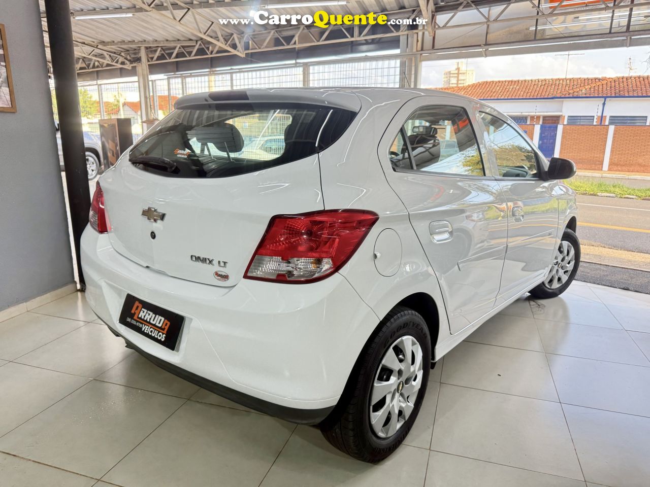 CHEVROLET   ONIX HATCH LT 1.0 8V FLEXPOWER 5P MEC.   BRANCO 2013 1.0 FLEX - Loja