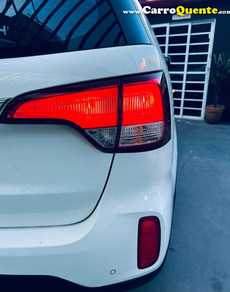 KIA   SORENTO 2.4 16V 4X2 AUT.   BRANCO 2015 2.4 GASOLINA - Loja