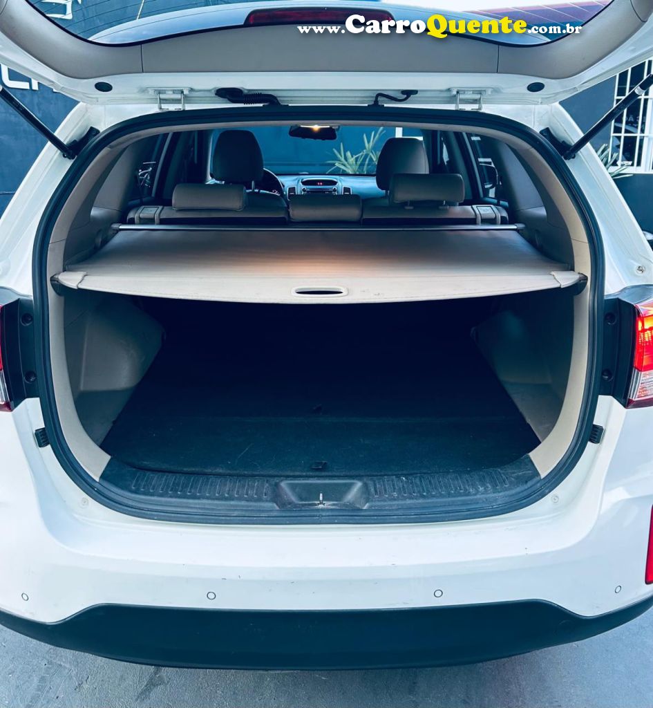 KIA   SORENTO 2.4 16V 4X2 AUT.   BRANCO 2015 2.4 GASOLINA - Loja