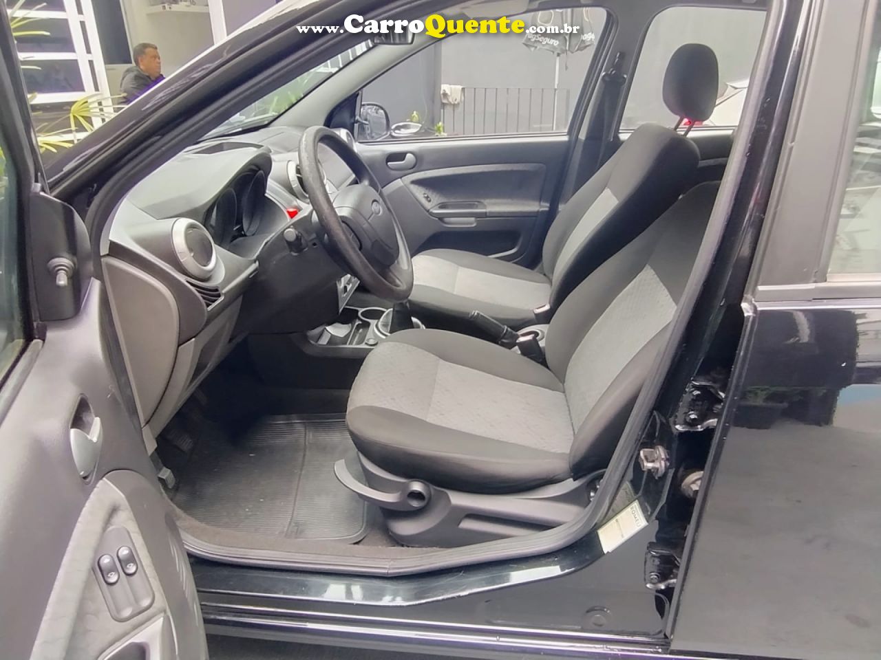 FORD   FIESTA SE 1.0 8V FLEX 5P   PRETO 2014 1.0 FLEX - Loja