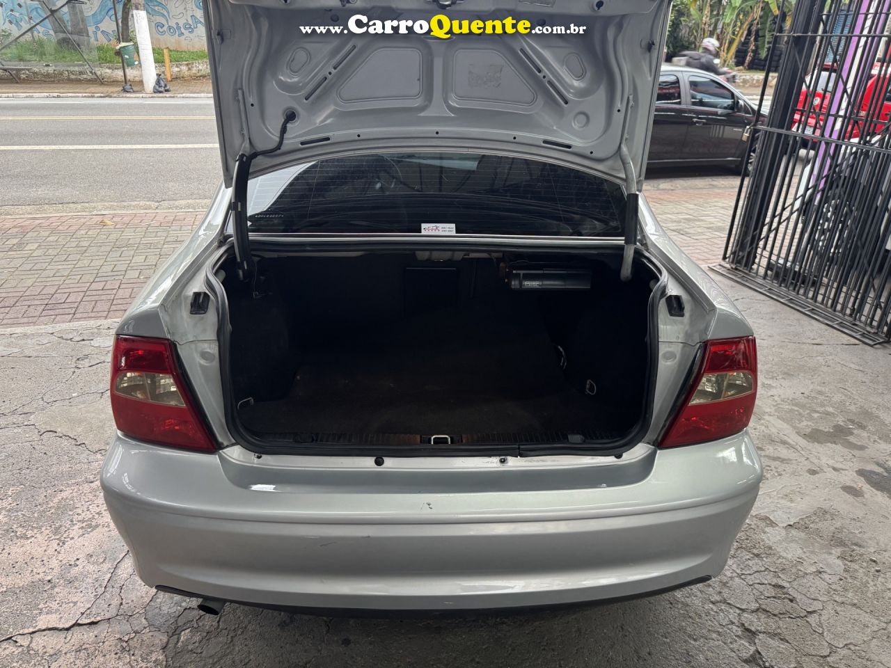 CHEVROLET   VECTRA GLSEXPRES.2.2 2.0 E 2.0 CD 8V   PRATA 2002 2.0 GASOLINA - Loja