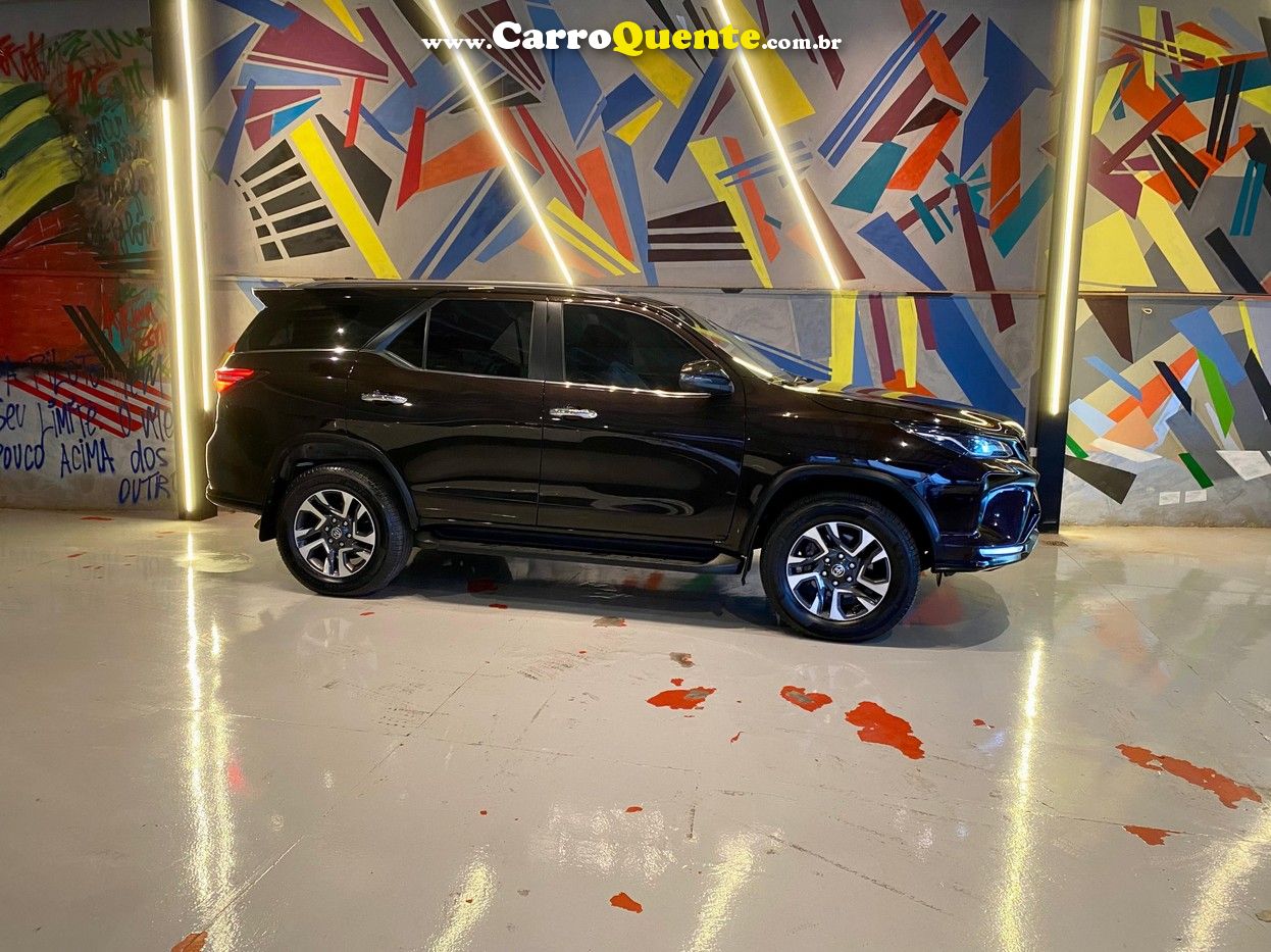 TOYOTA HILUX SW4 2.8 D-4D TURBO SRX PLATINUM 7L 4X4 2024 - Loja