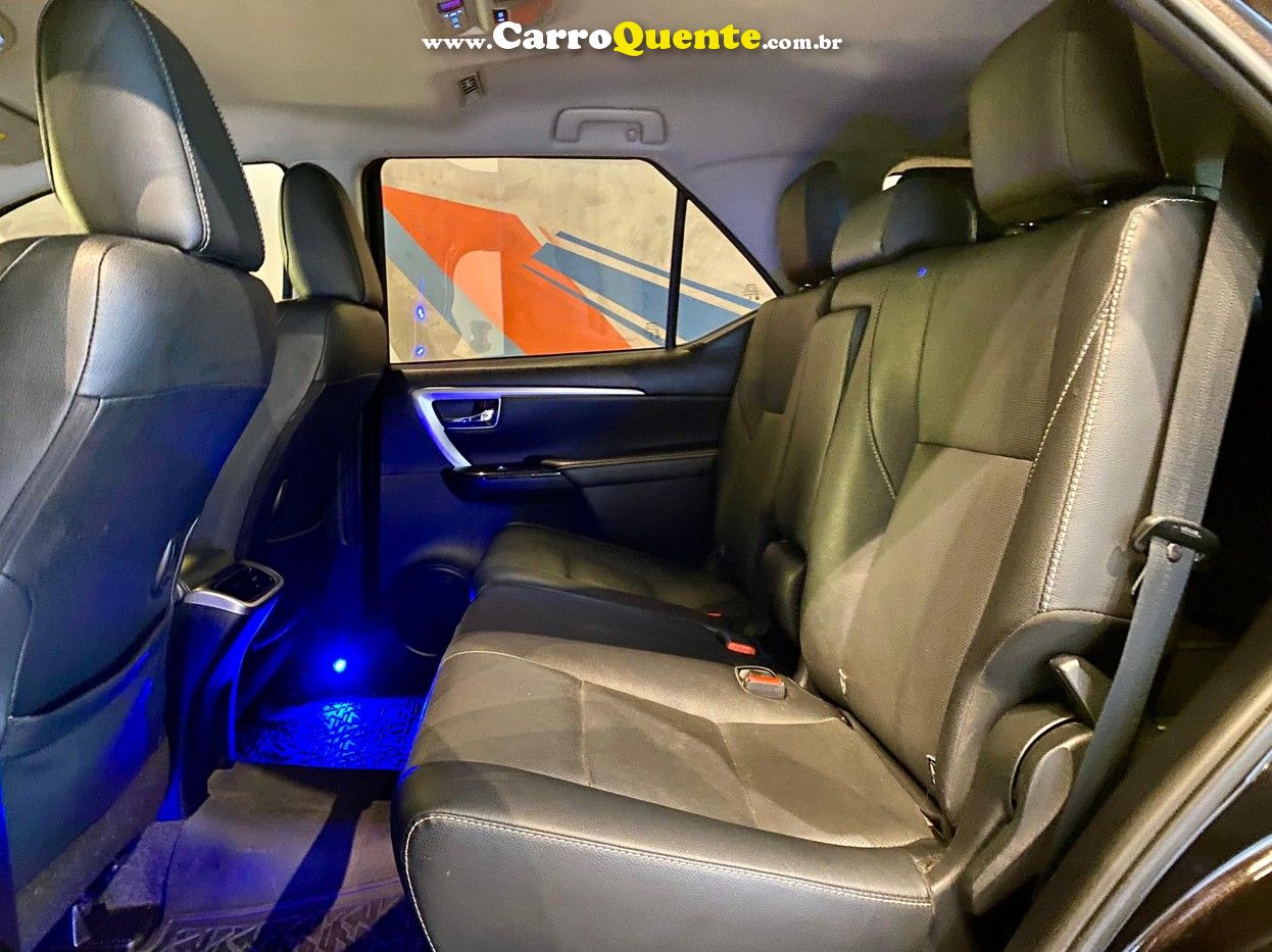 TOYOTA HILUX SW4 2.8 D-4D TURBO SRX PLATINUM 7L 4X4 2024 - Loja