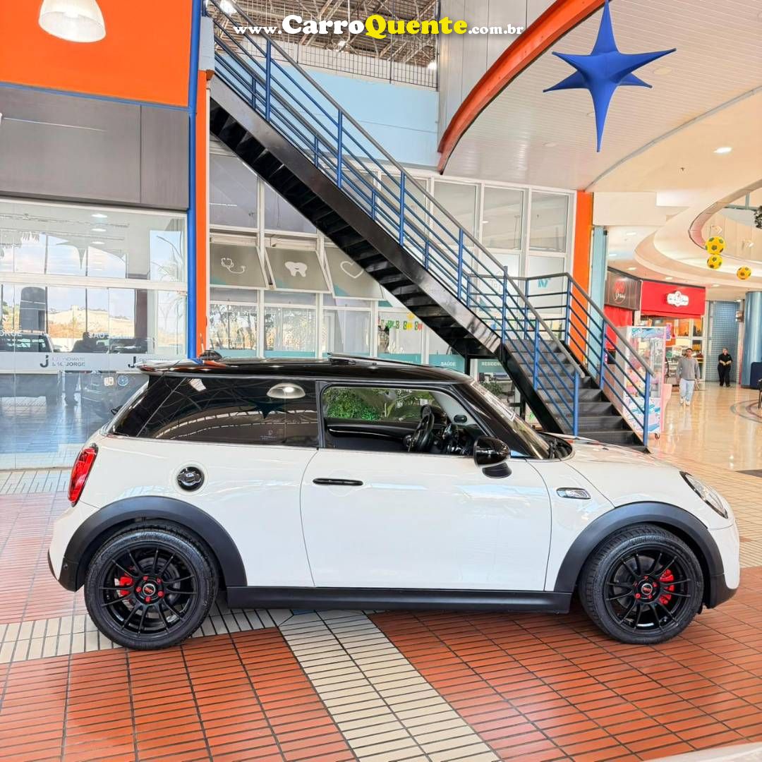 MINI COOPER 2.0 S 16V TURBO 2015 - Loja