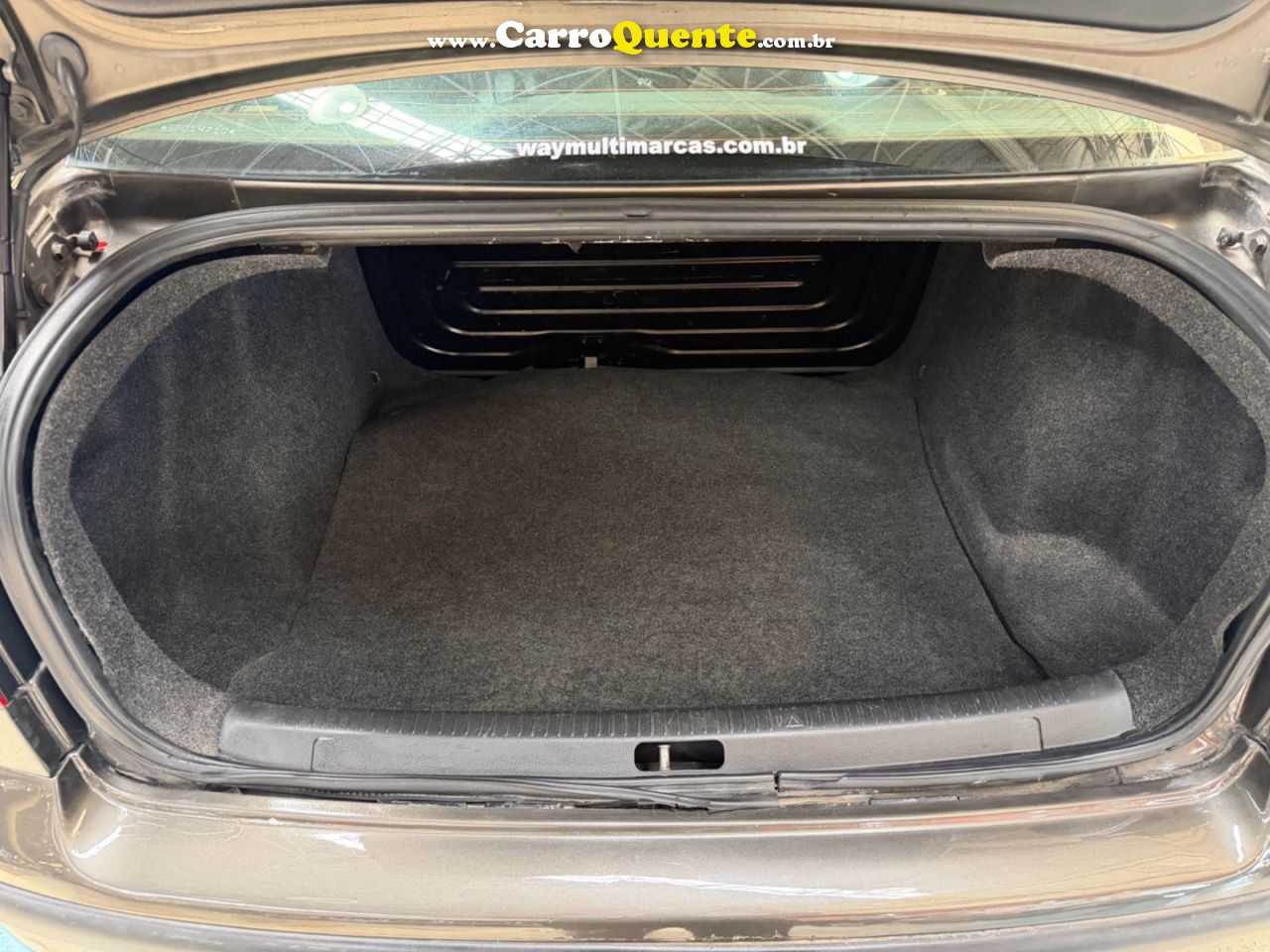 VOLKSWAGEN POLO SEDAN 1.6 MI 8V 2009 - Loja