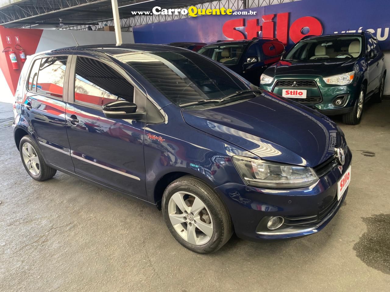 VOLKSWAGEN   FOX ROCK IN RIO 1.6 MI TOTAL FLEX 8V 5P   AZUL 2016 1.6 FLEX - Loja