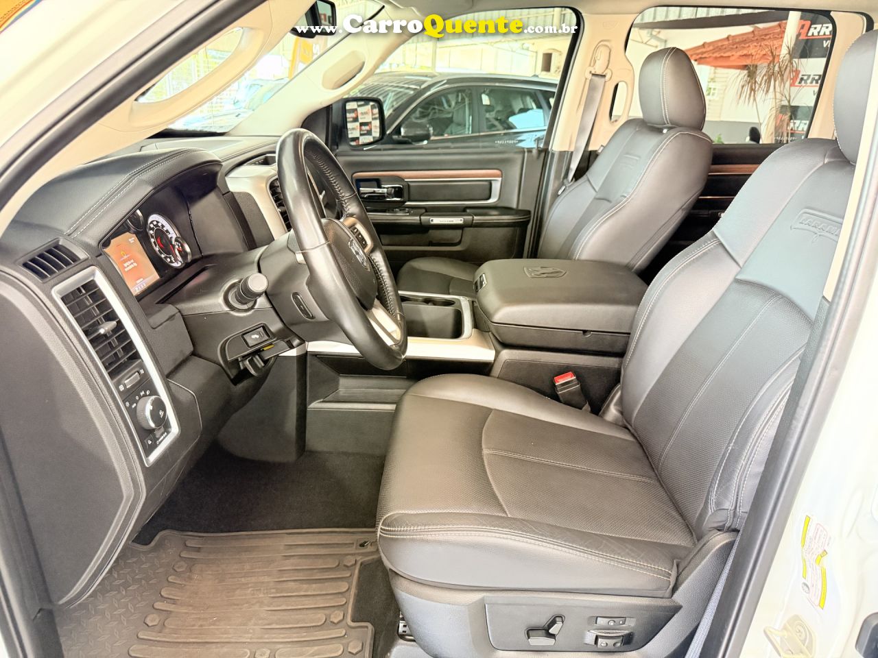 RAM   CLASSIC LARAMIE 5.7 CD V8 4X4 AUT.   BRANCO 2023 5.7 GASOLINA - Loja