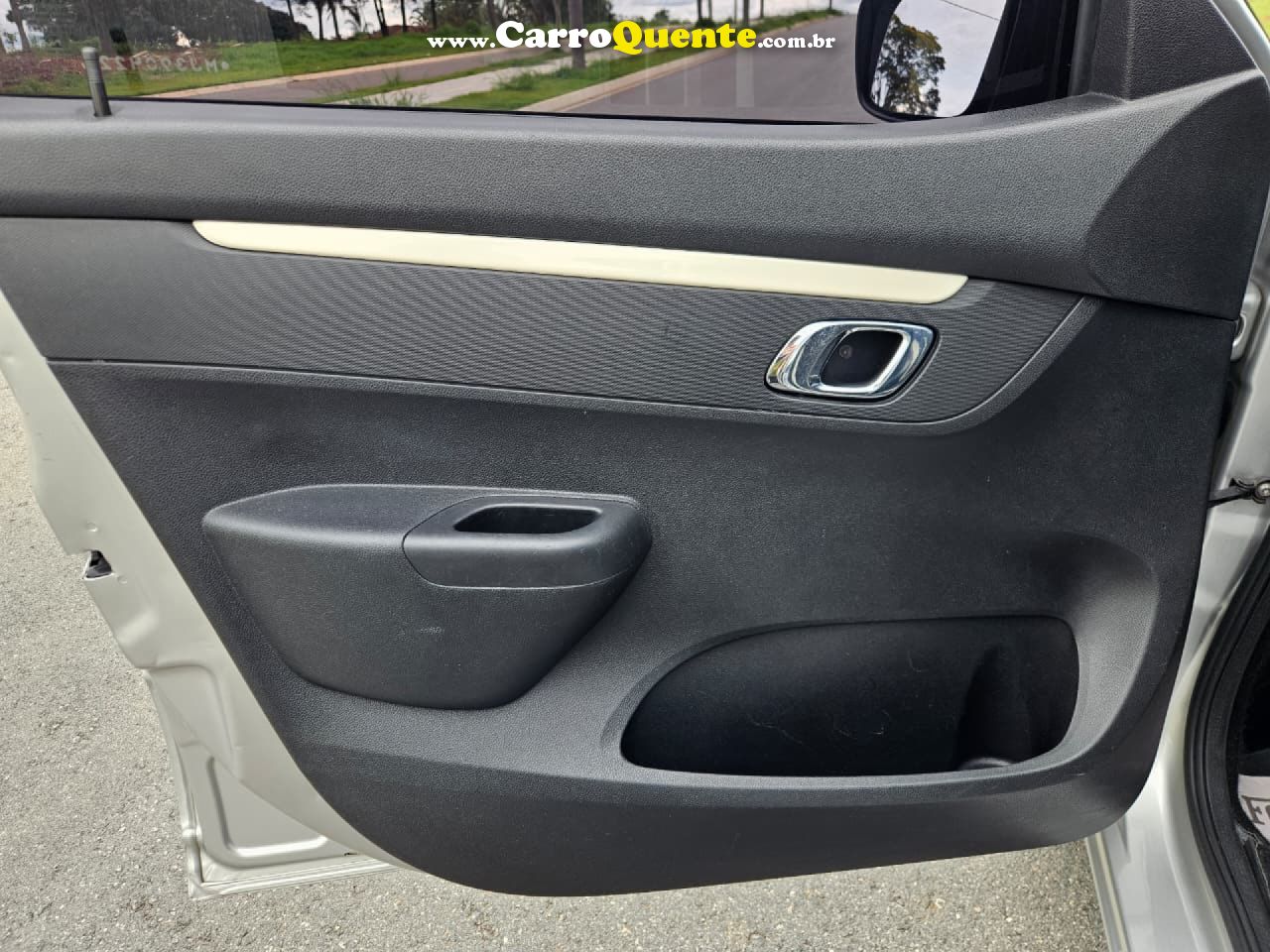 RENAULT   KWID INTENSE 1.0 FLEX 12V 5P MEC.   PRATA 2021 1.0 FLEX - Loja