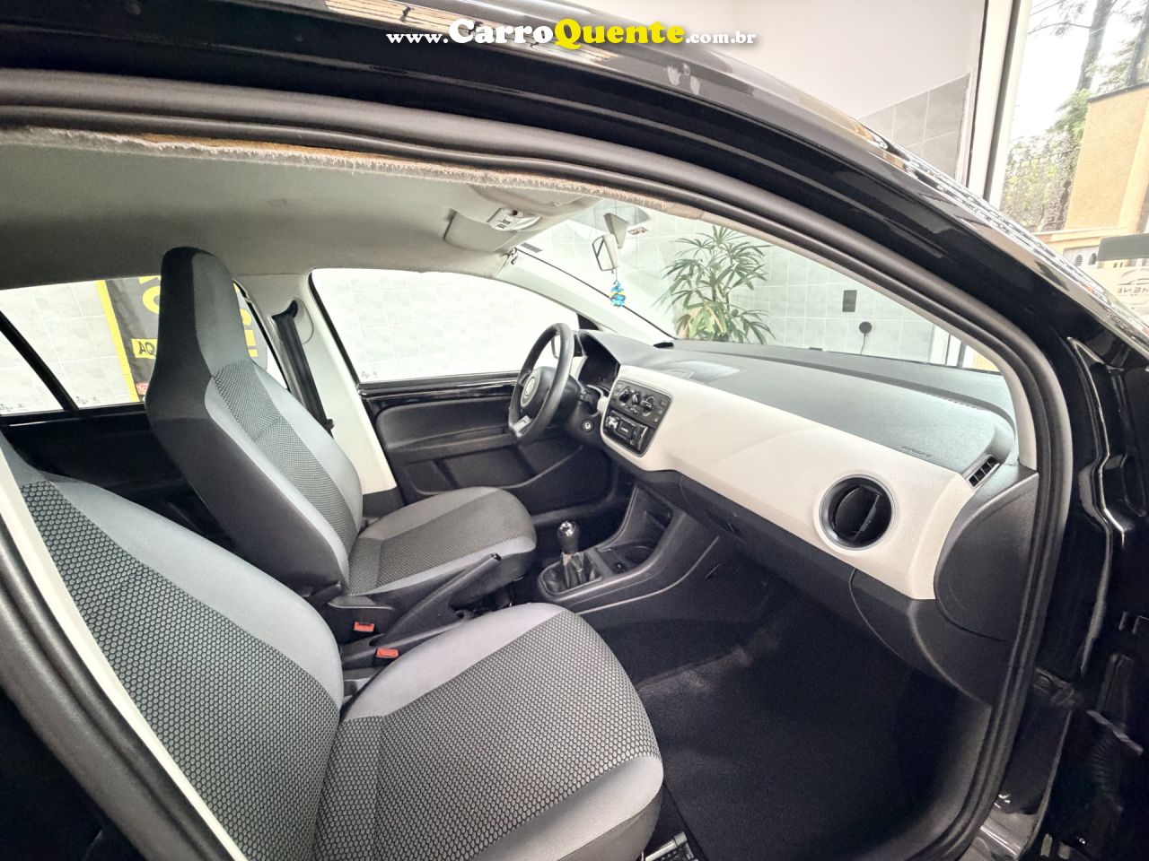 VOLKSWAGEN   UP! MOVE 1.0 TOTAL FLEX 12V 5P   PRETO 2015 1.0 FLEX - Loja