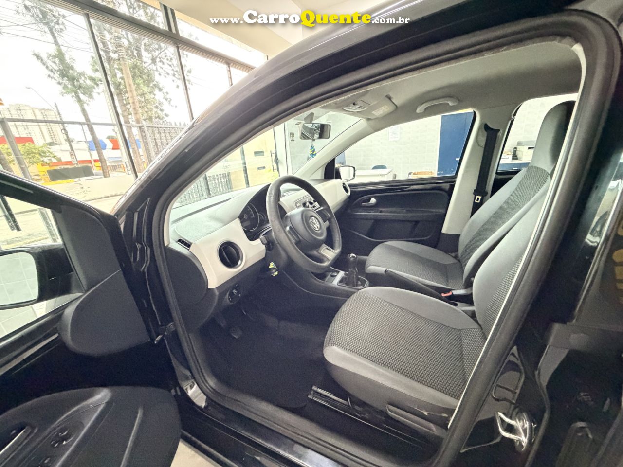 VOLKSWAGEN   UP! MOVE 1.0 TOTAL FLEX 12V 5P   PRETO 2015 1.0 FLEX - Loja