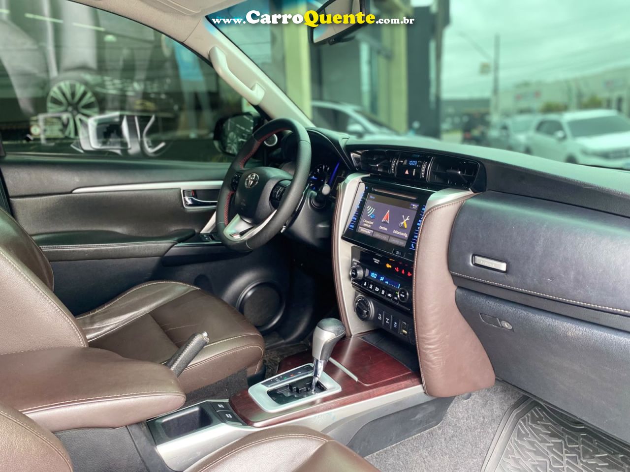 TOYOTA   HILUX SW4 SRX 4X4 2.8 TDI 16V DIES. AUT.   PRETO 2017 2.8 DIESEL - Loja