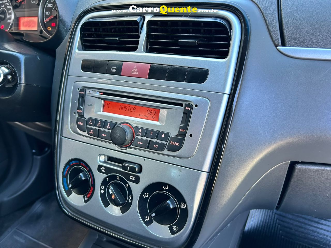 FIAT PUNTO 1.4 ATTRACTIVE ITALIA 8V 2012 - Loja