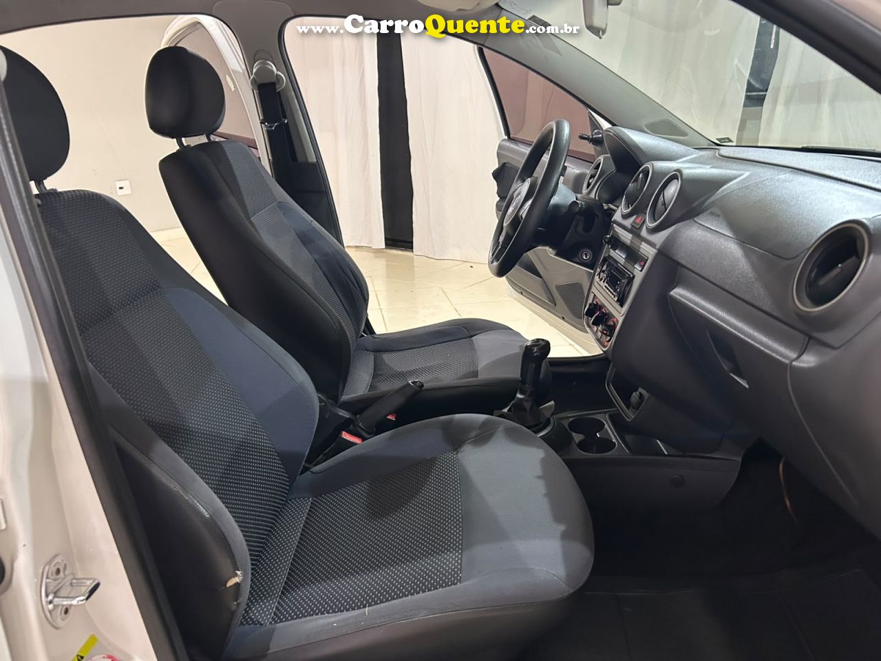 VOLKSWAGEN VOYAGE 1.0 MI TRENDLINE 8V 2015 - Loja