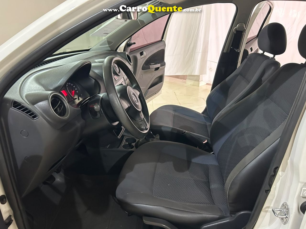 VOLKSWAGEN VOYAGE 1.0 MI TRENDLINE 8V 2015 - Loja