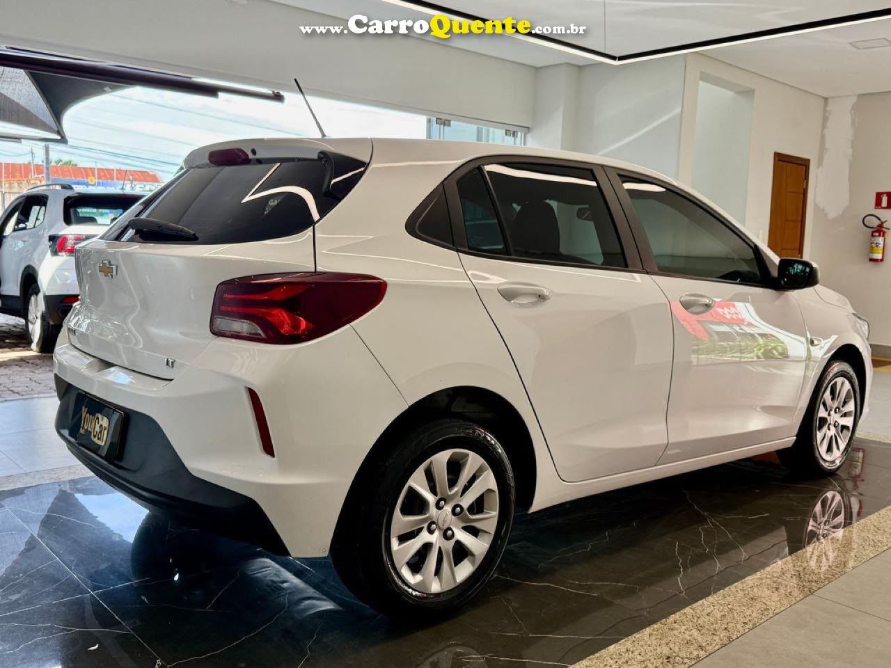 CHEVROLET   ONIX HATCH LT 1.0 12V FLEX 5P MEC.   BRANCO 2023 1.0 FLEX - Loja