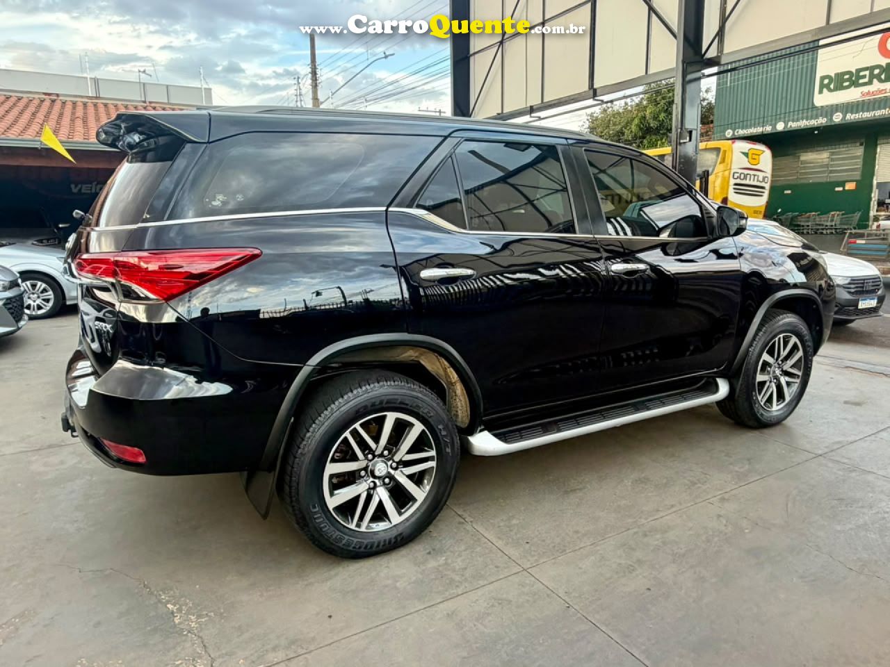 TOYOTA   HILUX SW4 SRX 4X4 2.8 TDI 16V DIES. AUT.   PRETO 2020 2.8 DIESEL - Loja