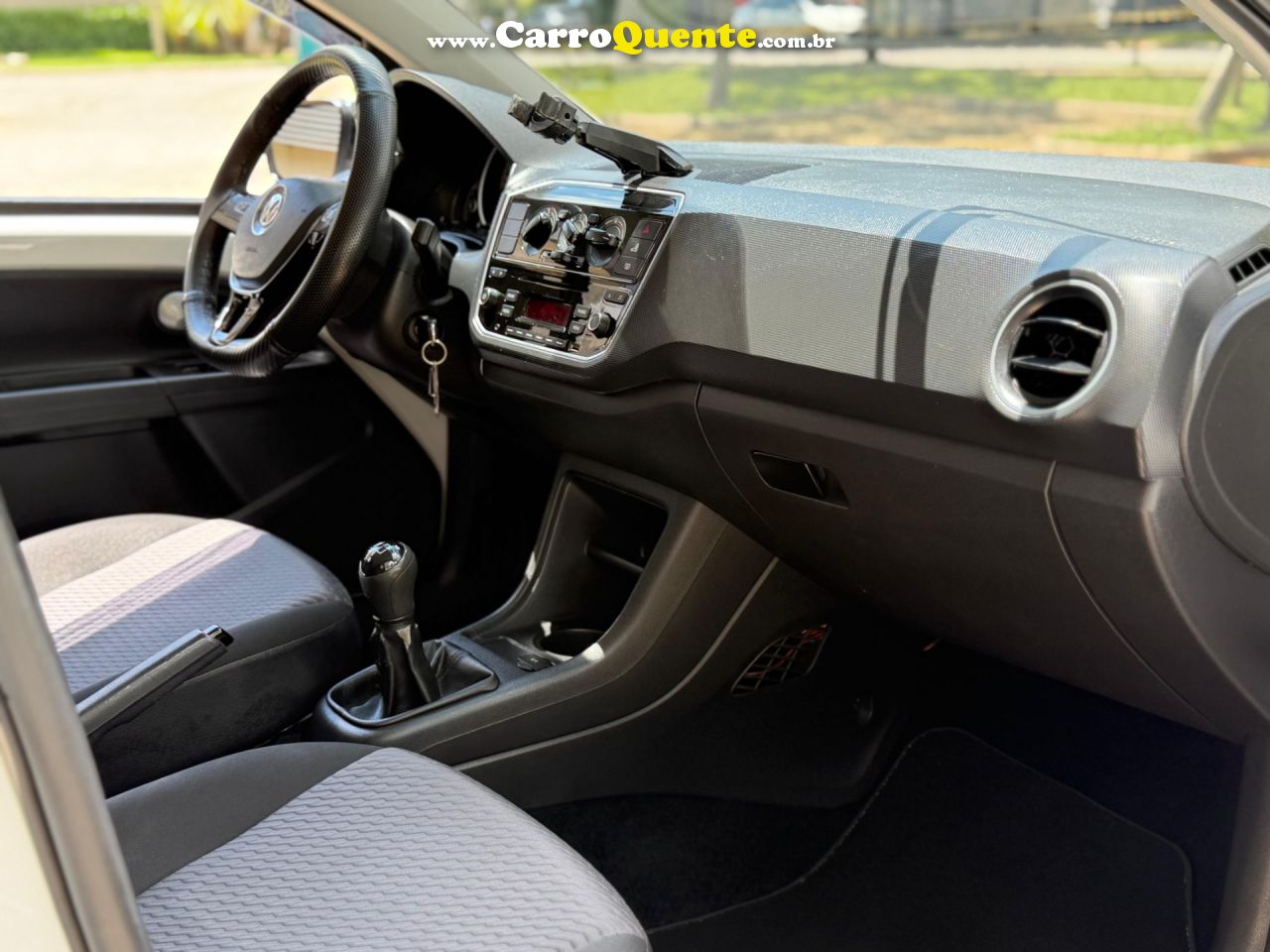 VOLKSWAGEN UP 1.0 MPI MOVE UP 12V 2018 - Loja