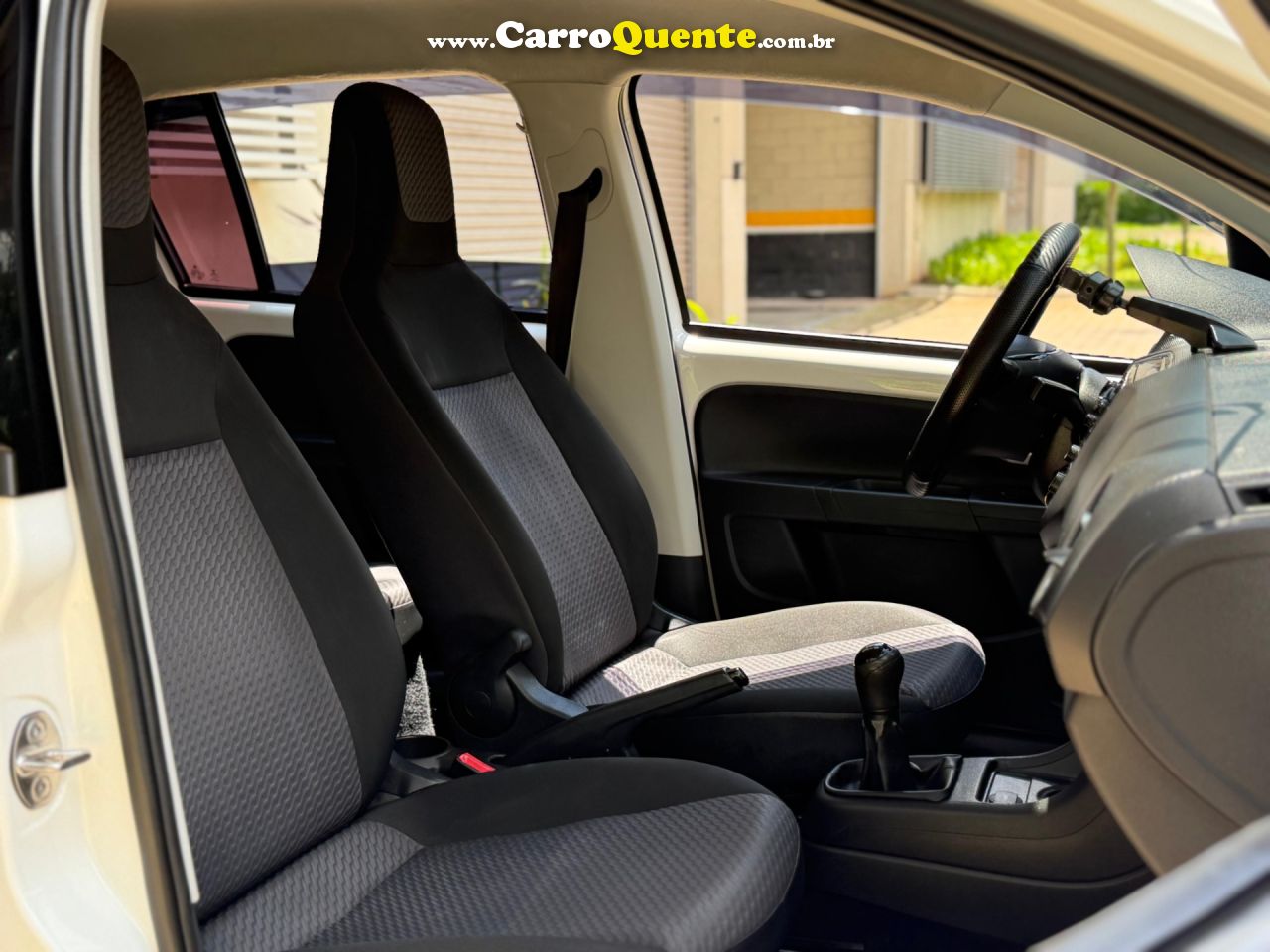 VOLKSWAGEN UP 1.0 MPI MOVE UP 12V 2018 - Loja