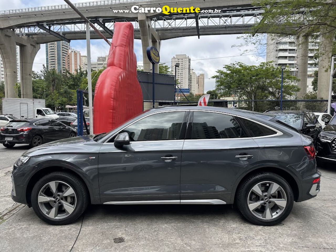 AUDI   Q5 PERFORMANCE 2.0 TFSIE S.TR. QT (HIB.)   CINZA 2024 2.0 GASOLINA E ELÉTRICO - Loja