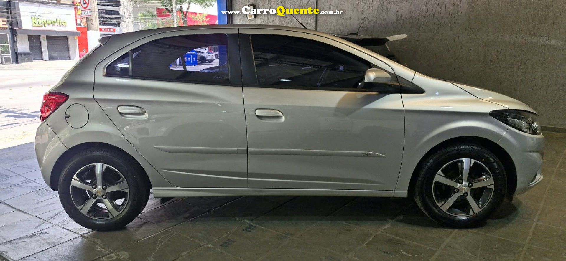 CHEVROLET   ONIX HATCH LTZ 1.4 8V FLEXPOWER 5P MEC.   PRATA 2018 1.4 FLEX - Loja
