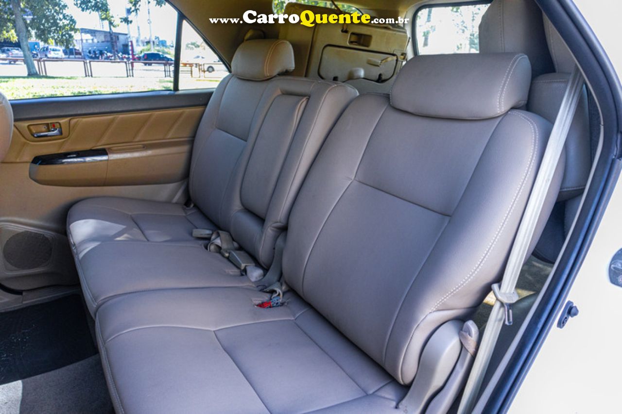 TOYOTA   HILUX SW4 SRV D4-D 4X4 3.0 TDI DIES. AUT   BRANCO 2012 3.0 DIESEL - Loja