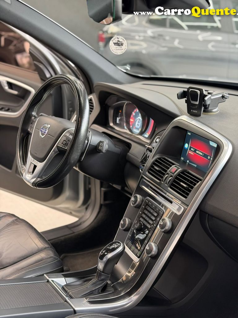 VOLVO   VOLVO XC 60 R DESIGN   PRATA 2015 2.0 GASOLINA - Loja
