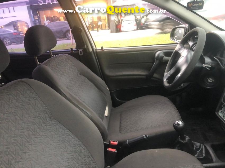Chevrolet CORSA 1.0 MPFI CLASSIC SEDAN LIFE 8V FLEX 4P MANUAL - Loja