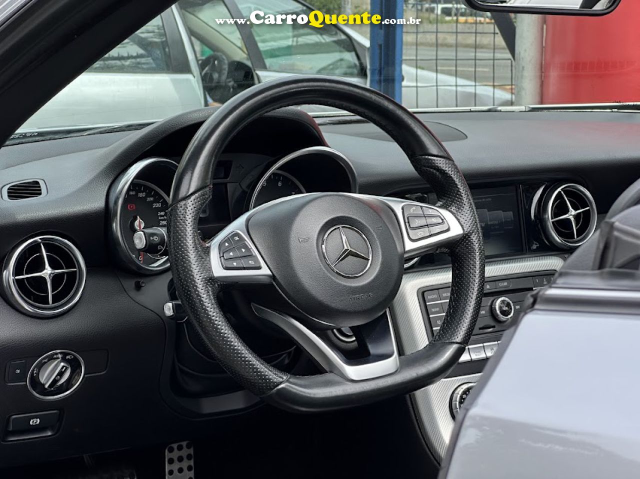 MERCEDES-BENZ   SLC-300 2.0 TURBO 245CV AUT.   PRATA 2017 2.0 T GASOLINA - Loja