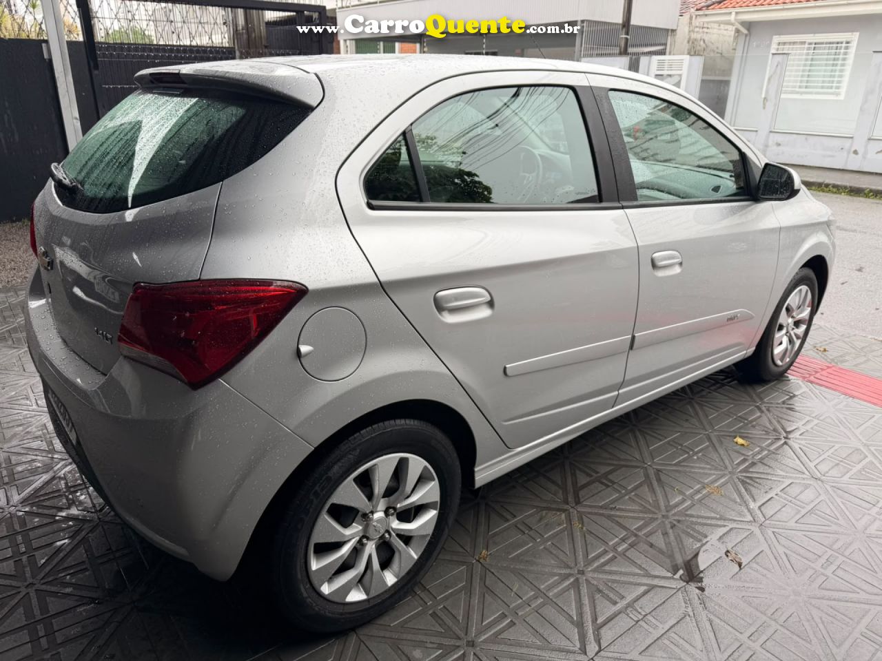 CHEVROLET   ONIX HATCH LT 1.4 8V FLEXPOWER 5P MEC.   PRATA 2018 1.4 FLEX - Loja