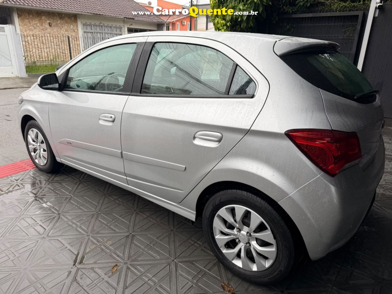CHEVROLET   ONIX HATCH LT 1.4 8V FLEXPOWER 5P MEC.   PRATA 2018 1.4 FLEX - Loja