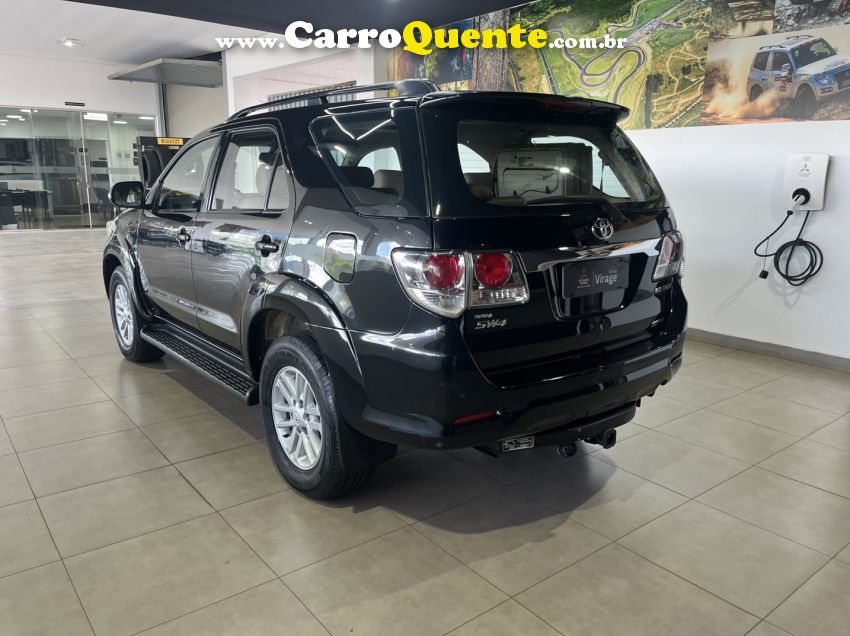 Toyota HILUX SW4 3.0 SRV 4X4 7 LUGARES 16V TURBO INTERCOOLER DIESEL 4P AUTOMÁTICO - Loja