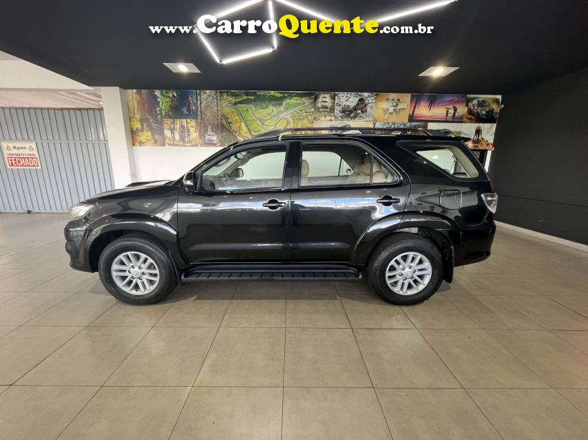 Toyota HILUX SW4 3.0 SRV 4X4 7 LUGARES 16V TURBO INTERCOOLER DIESEL 4P AUTOMÁTICO - Loja