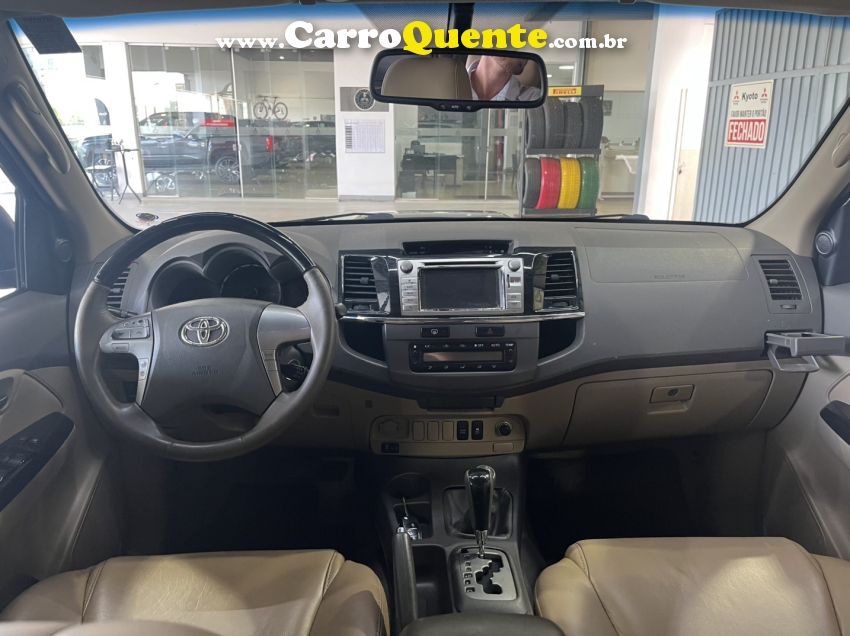 Toyota HILUX SW4 3.0 SRV 4X4 7 LUGARES 16V TURBO INTERCOOLER DIESEL 4P AUTOMÁTICO - Loja