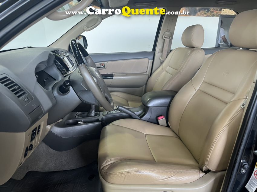 Toyota HILUX SW4 3.0 SRV 4X4 7 LUGARES 16V TURBO INTERCOOLER DIESEL 4P AUTOMÁTICO - Loja