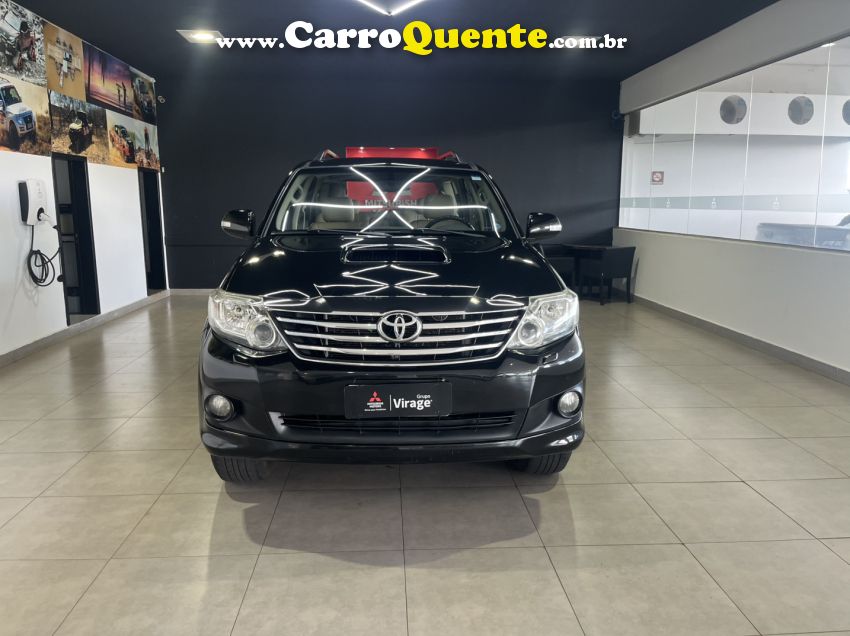 Toyota HILUX SW4 3.0 SRV 4X4 7 LUGARES 16V TURBO INTERCOOLER DIESEL 4P AUTOMÁTICO - Loja