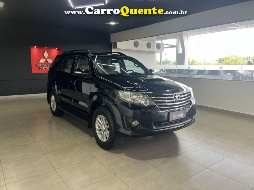Toyota HILUX SW4 3.0 SRV 4X4 7 LUGARES 16V TURBO INTERCOOLER DIESEL 4P AUTOMÁTICO - Loja