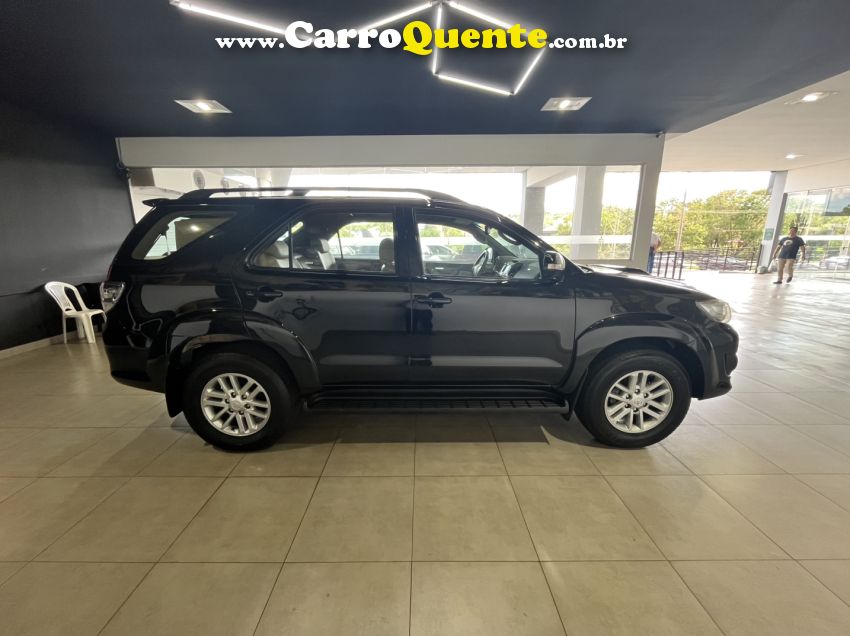 Toyota HILUX SW4 3.0 SRV 4X4 7 LUGARES 16V TURBO INTERCOOLER DIESEL 4P AUTOMÁTICO - Loja