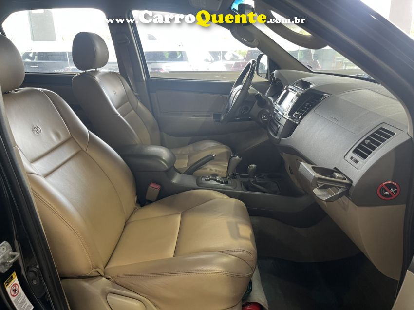 Toyota HILUX SW4 3.0 SRV 4X4 7 LUGARES 16V TURBO INTERCOOLER DIESEL 4P AUTOMÁTICO - Loja