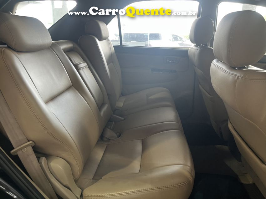 Toyota HILUX SW4 3.0 SRV 4X4 7 LUGARES 16V TURBO INTERCOOLER DIESEL 4P AUTOMÁTICO - Loja
