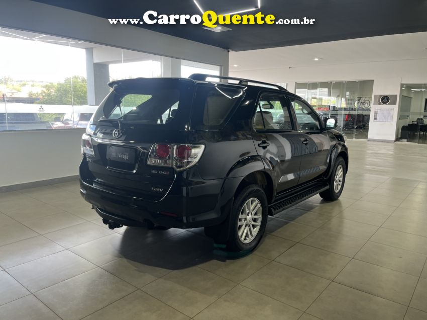 Toyota HILUX SW4 3.0 SRV 4X4 7 LUGARES 16V TURBO INTERCOOLER DIESEL 4P AUTOMÁTICO - Loja