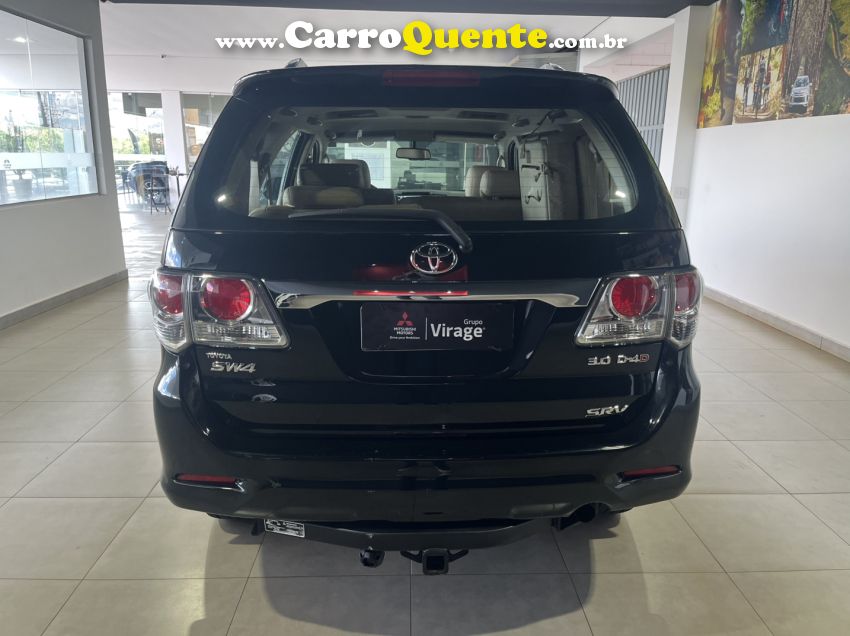 Toyota HILUX SW4 3.0 SRV 4X4 7 LUGARES 16V TURBO INTERCOOLER DIESEL 4P AUTOMÁTICO - Loja